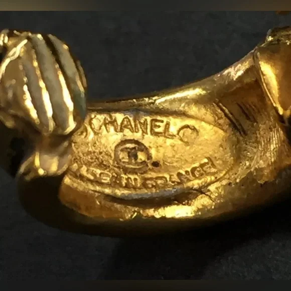 Chanel vintage 24kt gold plated hammered door knocker hoop clip on earrings. - Picture 6 of 11